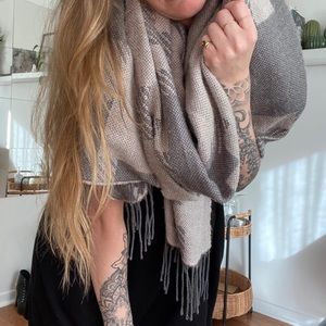 Geometric two tone grey pashmina